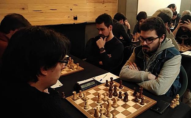 Javier Agüera y Daniel Centrón en el match entre veteranos y jóvenes. 