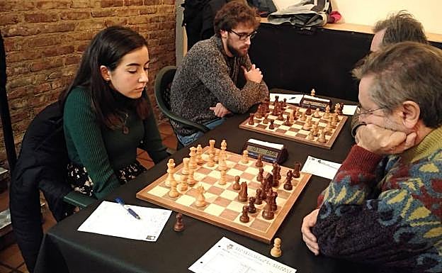 Blanca de la Peña frente a Carlos Monge. 