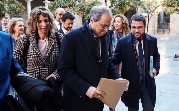 El presidente de la Generalitat, Quim Torra (c), junto al vicepresidente del Govern y conseller de Economía, Pere Aragonès (d).