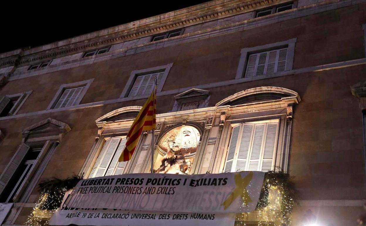 La bandera española arriada en el balcón del Palau de la Generalitat, el pasado viernes 3 de enero.