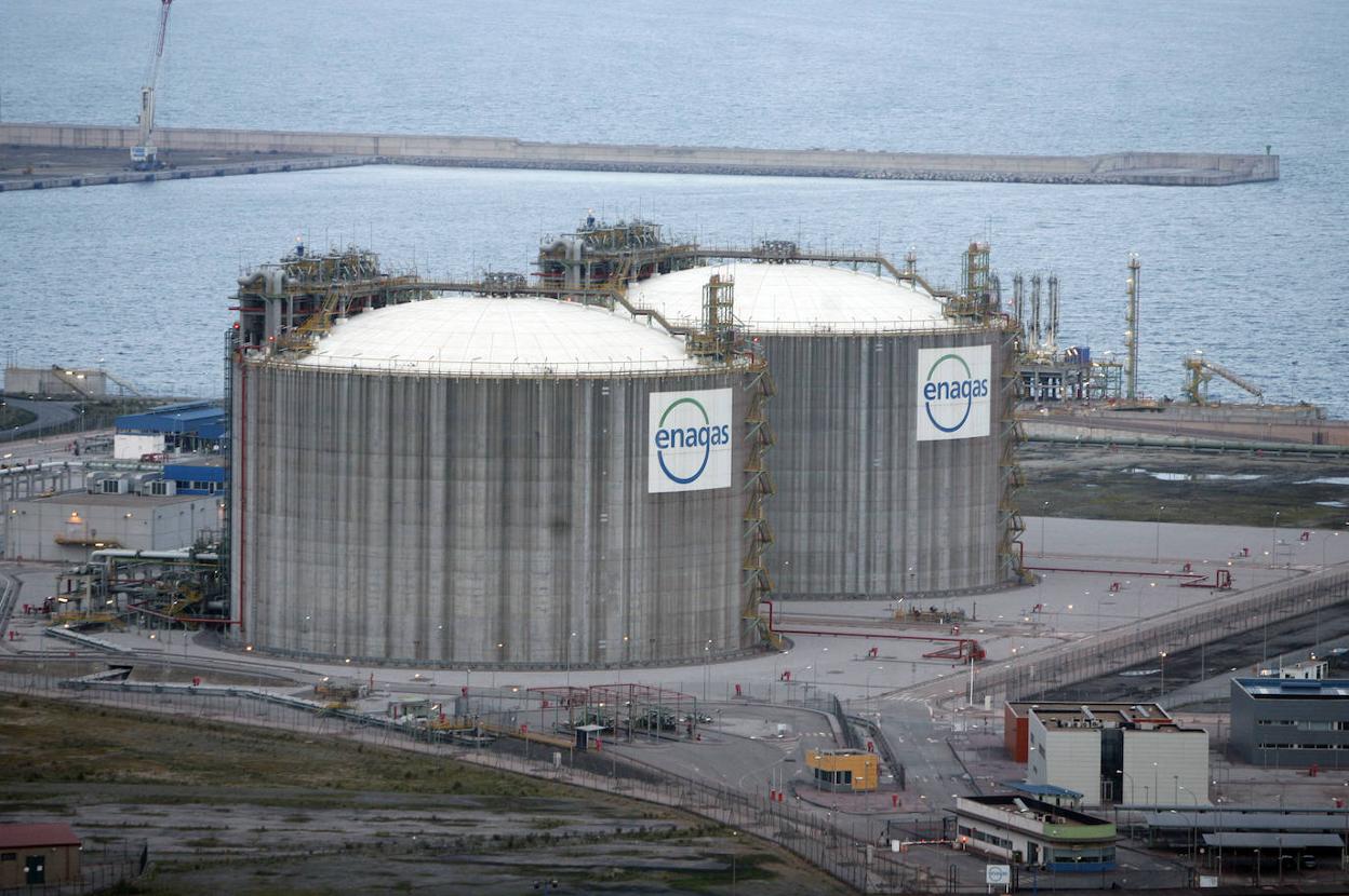 La regasificadora de El Musel lleva en desuso desde que se acabó en 2012. Con este proyecto tendría nueva utilidad. 