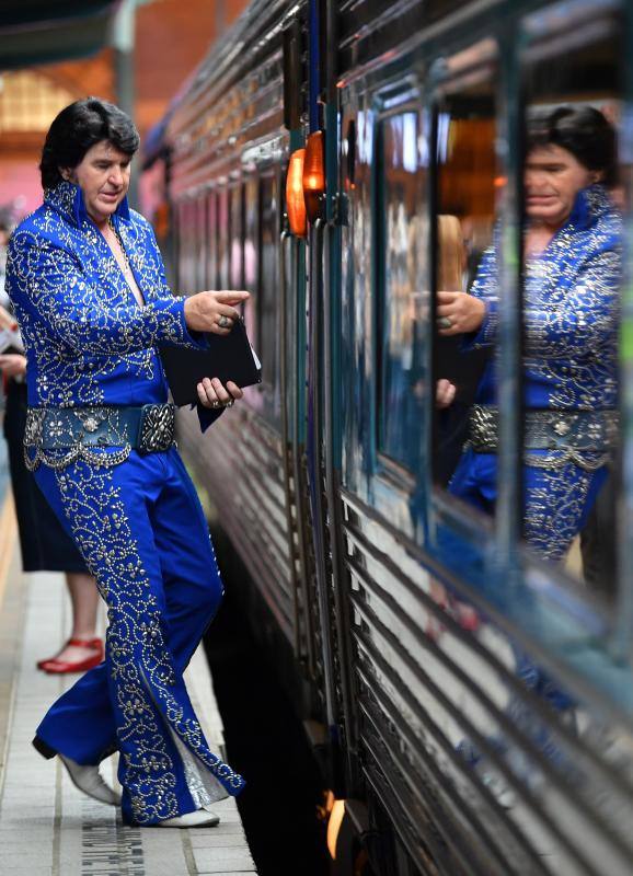 Imitadores y fans de Elvis Presley se han subido a bordo del Elvis Express, en Sydney (Australia), para acudir al Festival Parkes Elvis, un evento anual que celebra la música y la vida del artista en la ciudad de Parkes, Nueva Gales del Sur.