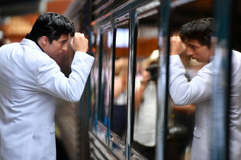 Imitadores y fans de Elvis Presley se han subido a bordo del Elvis Express, en Sydney (Australia), para acudir al Festival Parkes Elvis, un evento anual que celebra la música y la vida del artista en la ciudad de Parkes, Nueva Gales del Sur.