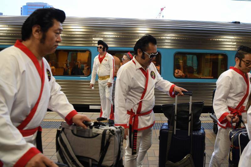 Imitadores y fans de Elvis Presley se han subido a bordo del Elvis Express, en Sydney (Australia), para acudir al Festival Parkes Elvis, un evento anual que celebra la música y la vida del artista en la ciudad de Parkes, Nueva Gales del Sur.