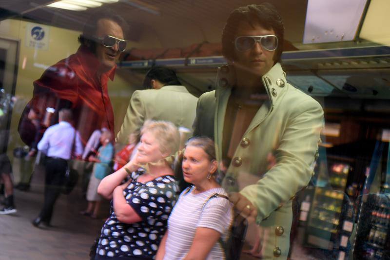 Imitadores y fans de Elvis Presley se han subido a bordo del Elvis Express, en Sydney (Australia), para acudir al Festival Parkes Elvis, un evento anual que celebra la música y la vida del artista en la ciudad de Parkes, Nueva Gales del Sur.