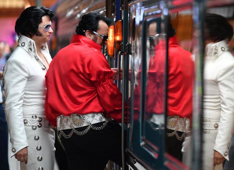 Imitadores y fans de Elvis Presley se han subido a bordo del Elvis Express, en Sydney (Australia), para acudir al Festival Parkes Elvis, un evento anual que celebra la música y la vida del artista en la ciudad de Parkes, Nueva Gales del Sur.