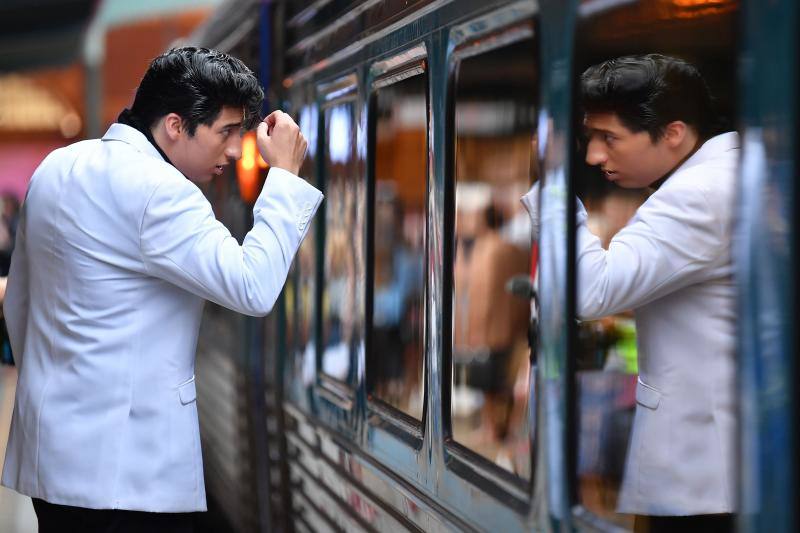 Imitadores y fans de Elvis Presley se han subido a bordo del Elvis Express, en Sydney (Australia), para acudir al Festival Parkes Elvis, un evento anual que celebra la música y la vida del artista en la ciudad de Parkes, Nueva Gales del Sur.