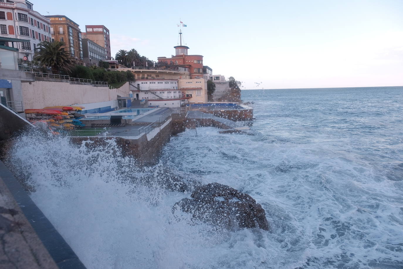 Llega a Asturias la primera alerta del año por viento y oleaje
