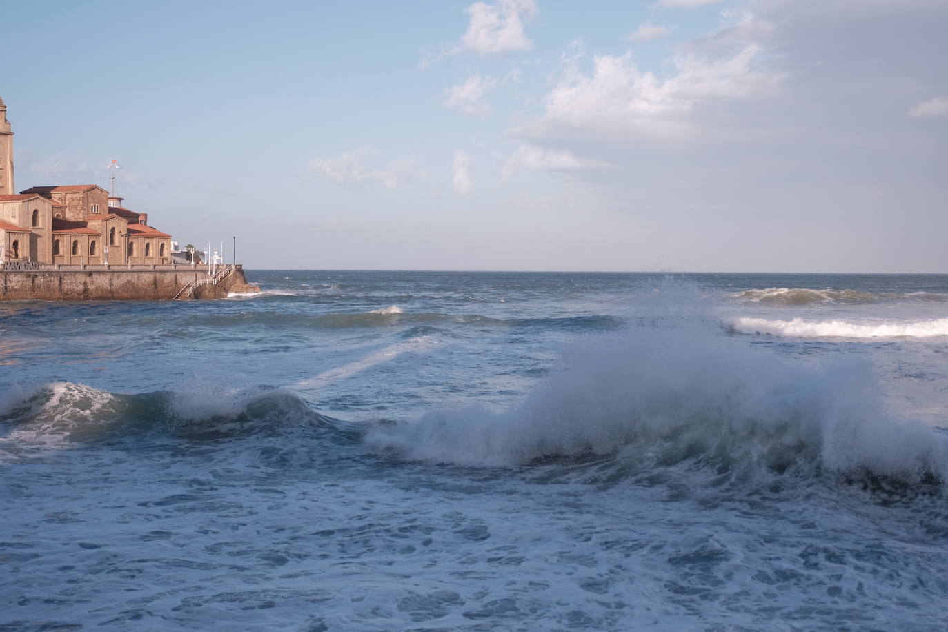 Llega a Asturias la primera alerta del año por viento y oleaje