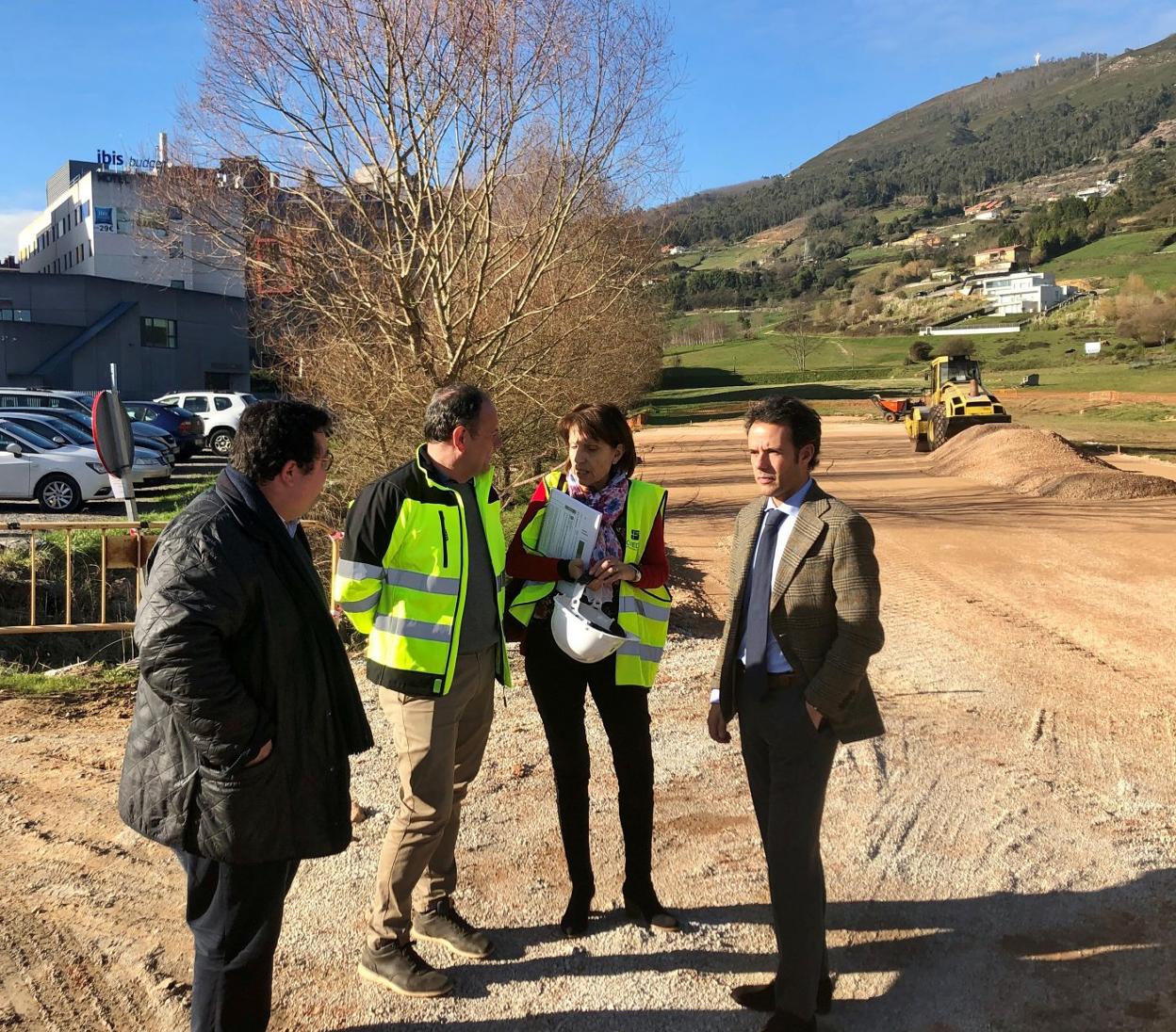 Cuesta y Pacho visitan las obras junto a los técnicos. 