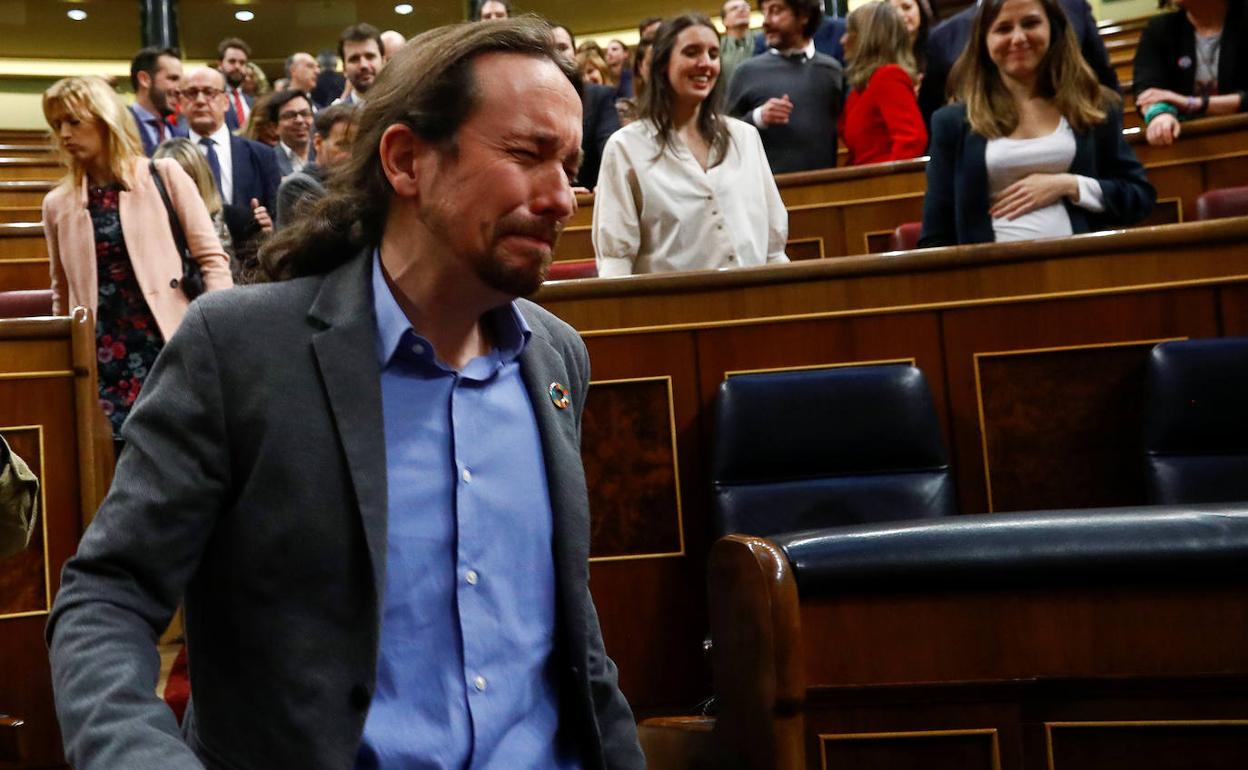 Pablo Iglesias rompe a llorar después de que el Congreso votara favorablemente la investidura de Pedro Sánchez.