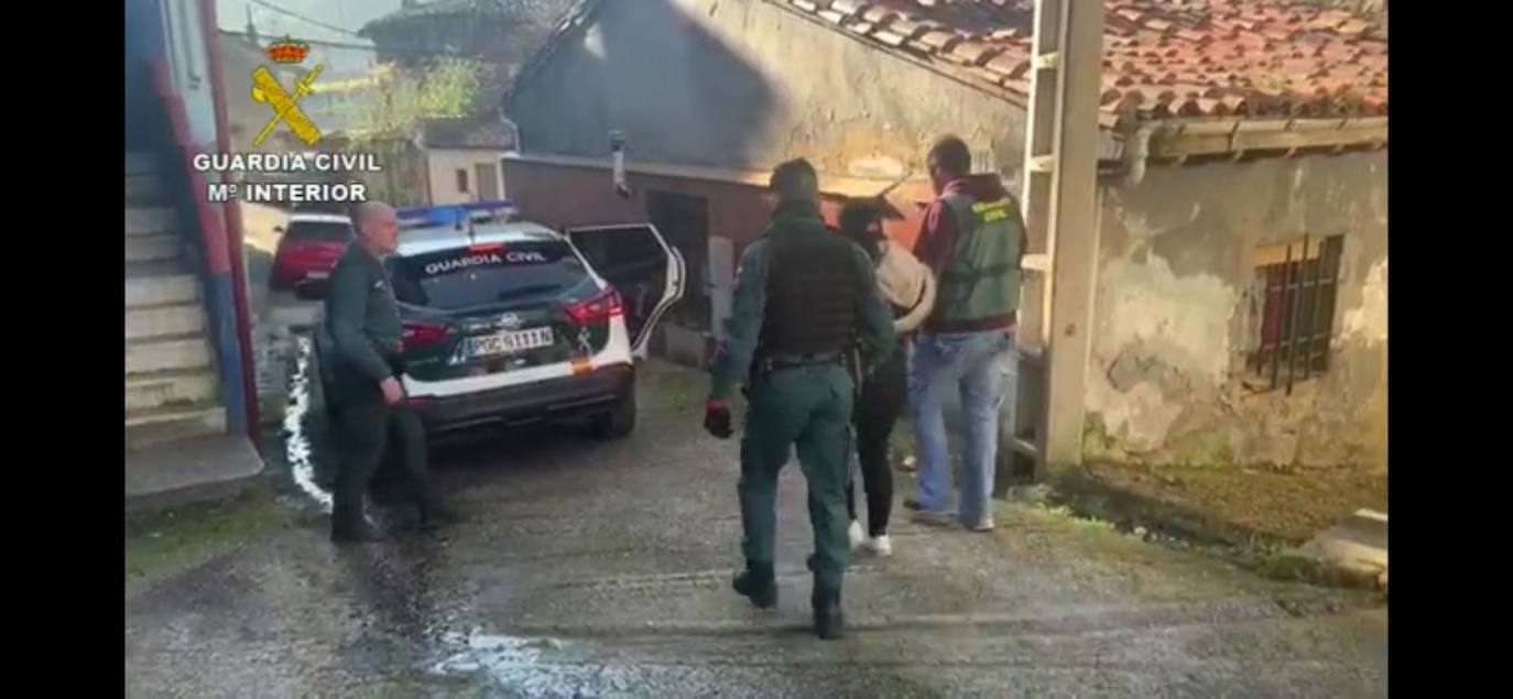 La Guardia Civil ha detenido a seis personas a las que se les imputan robos de vehículos a motor, daños, robo con fuerza, robos con violencia e intimidación, falsedad documental, usurpación de estado civil y pertenencia a grupo criminal. 