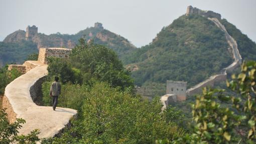 En 2016 las autoridades abrieron una investigación para determinar responsabilidades en los posibles daños causados en un fragmento de la Gran Muralla por una «restauración» en la que fue pavimentada con cemento. 