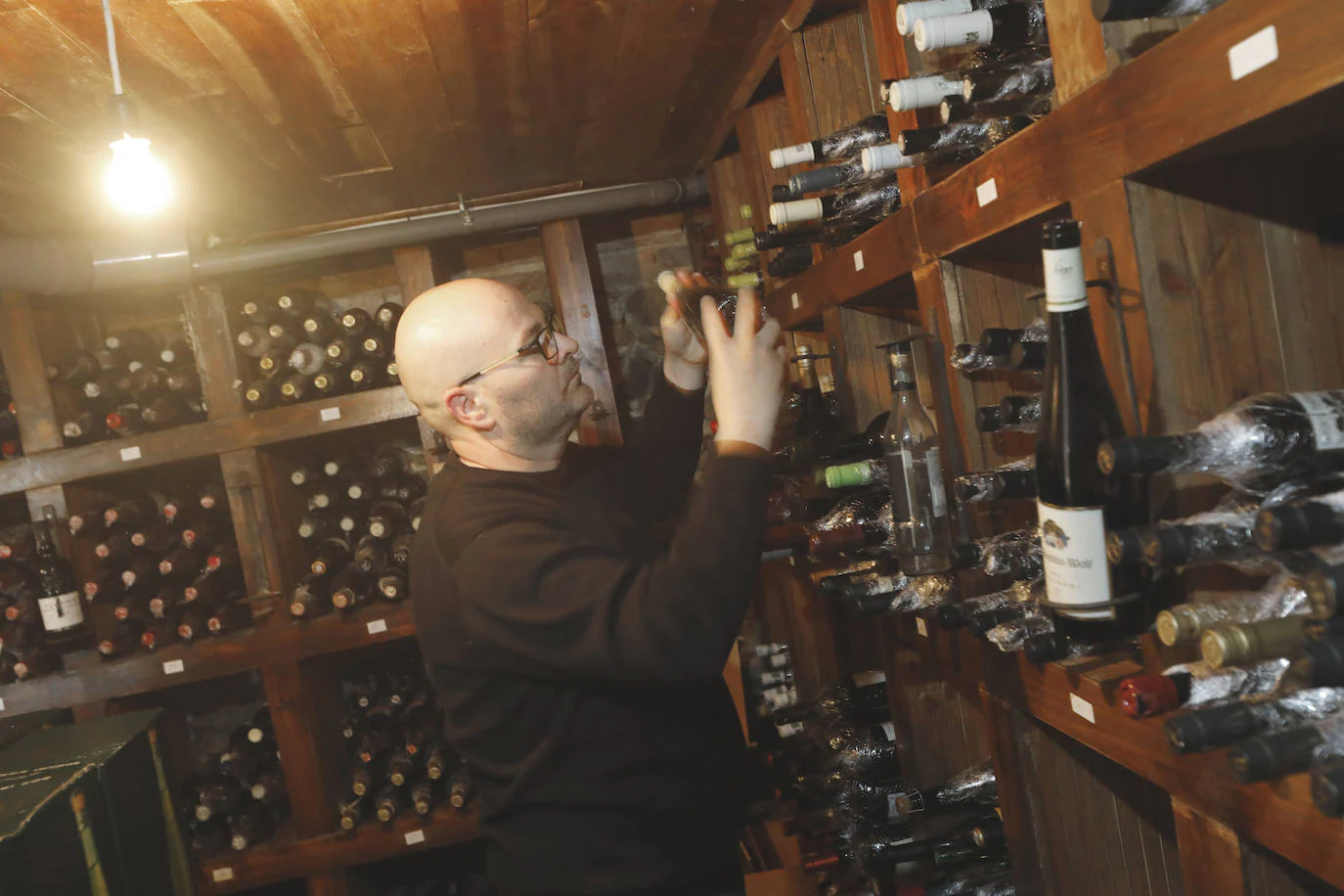 El sumiller Juan Luis García, en la bodega del restaurante Casa Marcial 