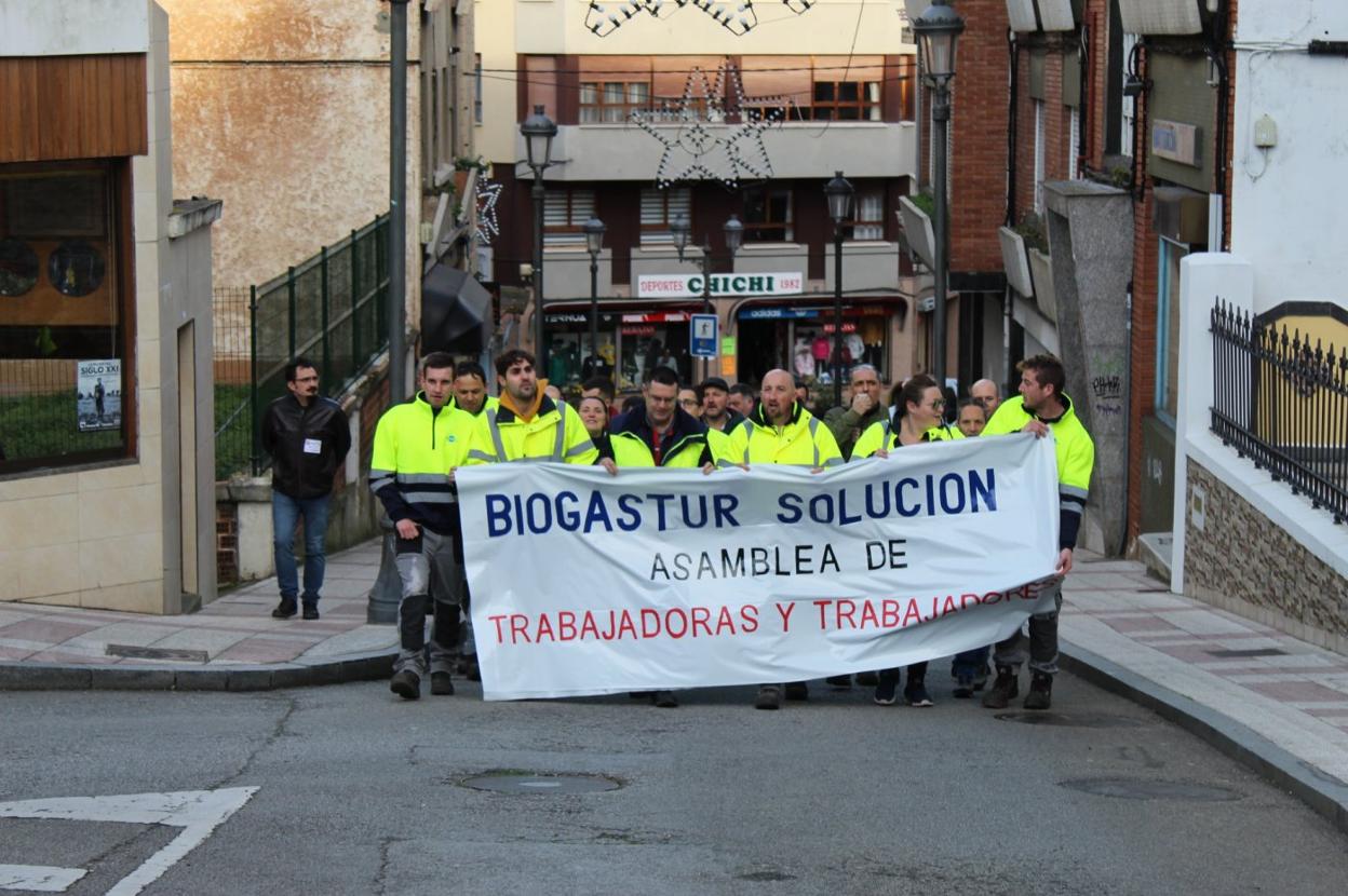 Los trabajadores de la planta de purines de Navia recorren las calles para pedir una solución a su situación laboral. 