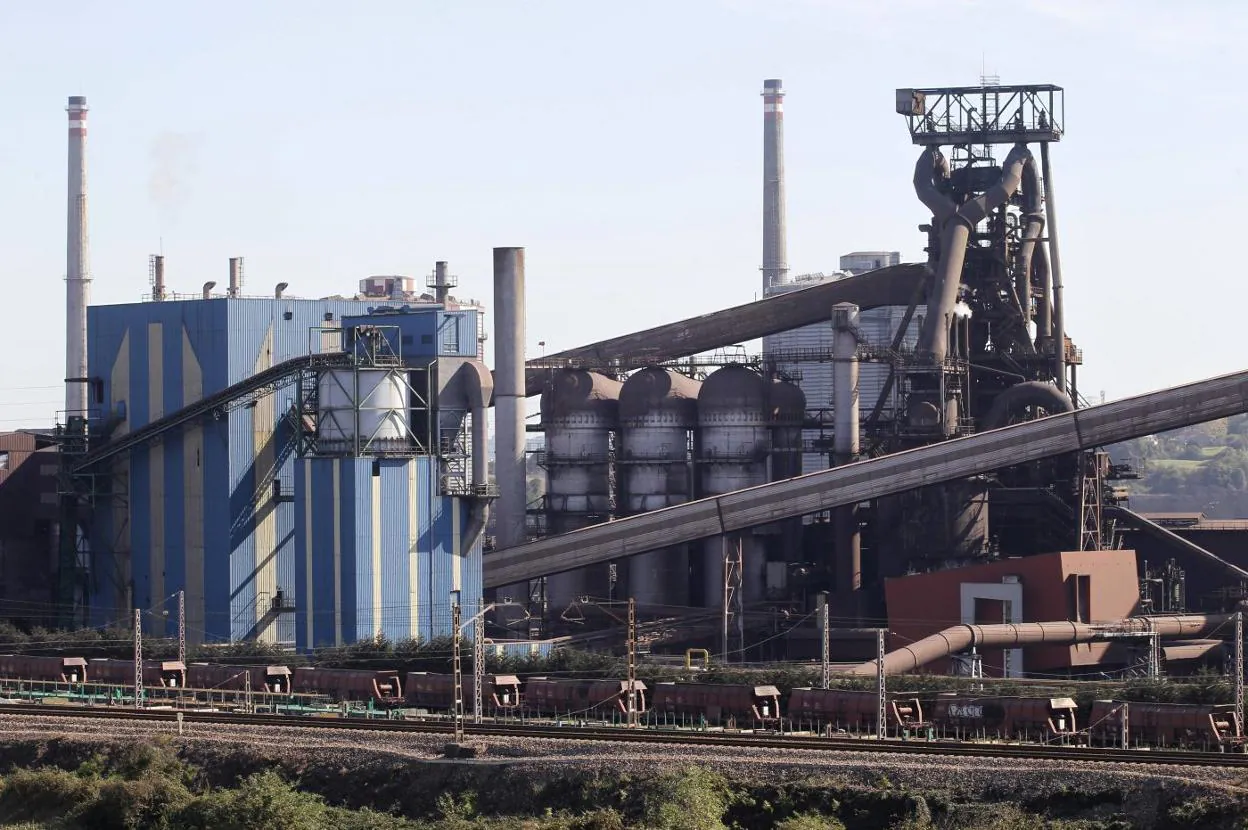 Instalaciones de la factoría de Arcelor en Gijón, con un horno alto en primer plano. 