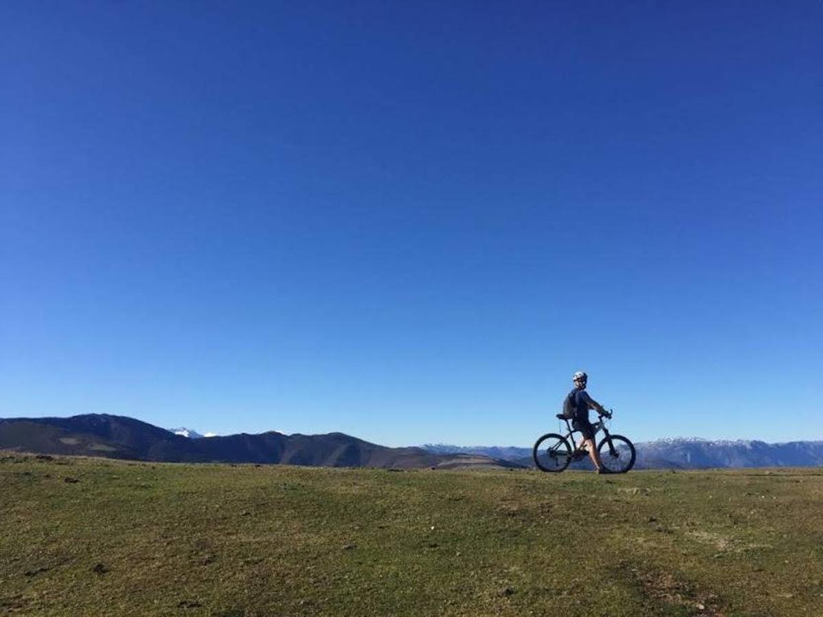 Fotos: El paisaje restaurado de Coto Bello a golpe de pedal