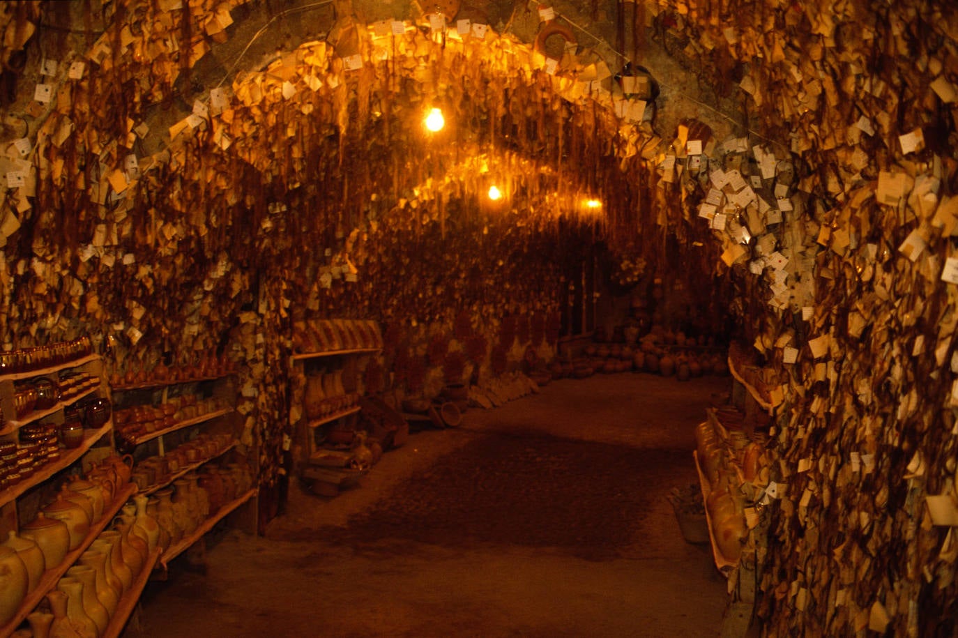 Museo del Cabello 'Chez Galip' (Capadocia, Turquía) | La historia del museo arranca en 1979, cuando un amigo del dueño le regaló a este un mechón de pelo como recuerdo antes de su partida. Ahora, de esta vivienda de Galip cuengan 16.000 mechones