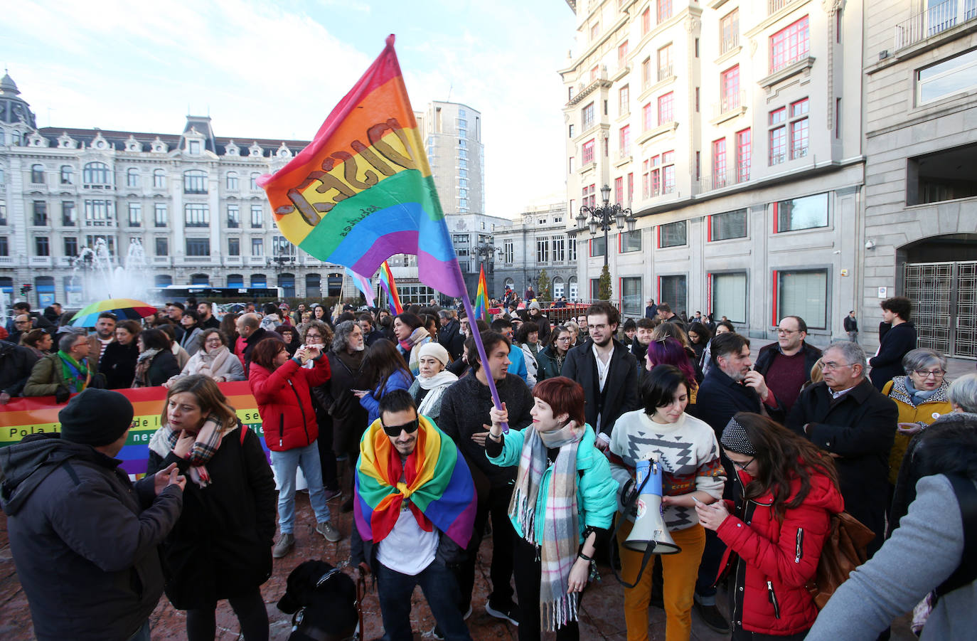 Bujarra, Disex, Kaleide y Xega movilizan a trescientas personas en la plaza de La Escandalera de la capital asturiana. 