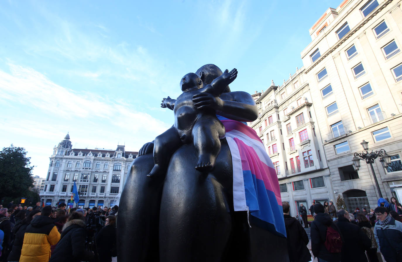 Bujarra, Disex, Kaleide y Xega movilizan a trescientas personas en la plaza de La Escandalera de la capital asturiana. 