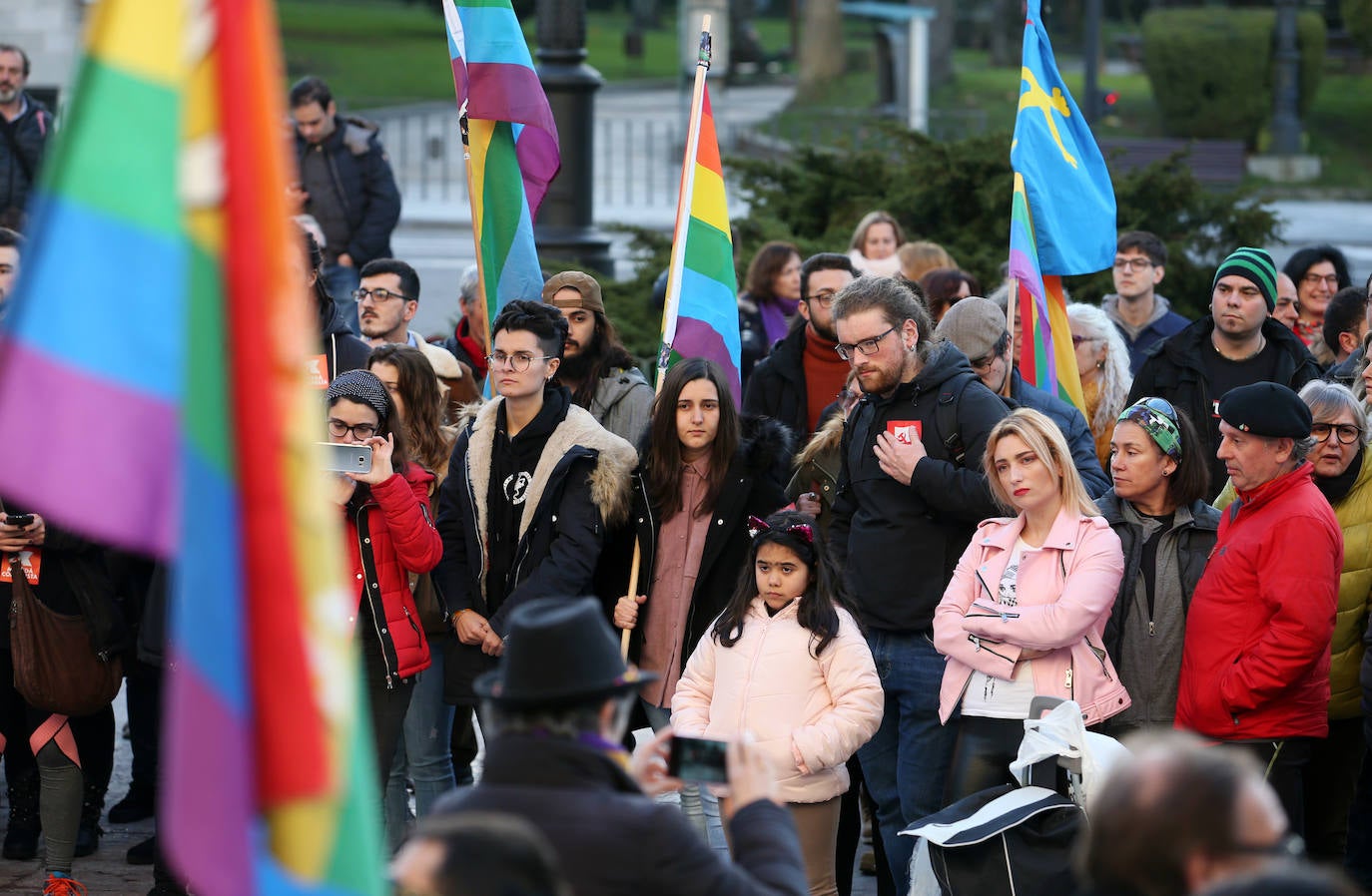 Bujarra, Disex, Kaleide y Xega movilizan a trescientas personas en la plaza de La Escandalera de la capital asturiana. 