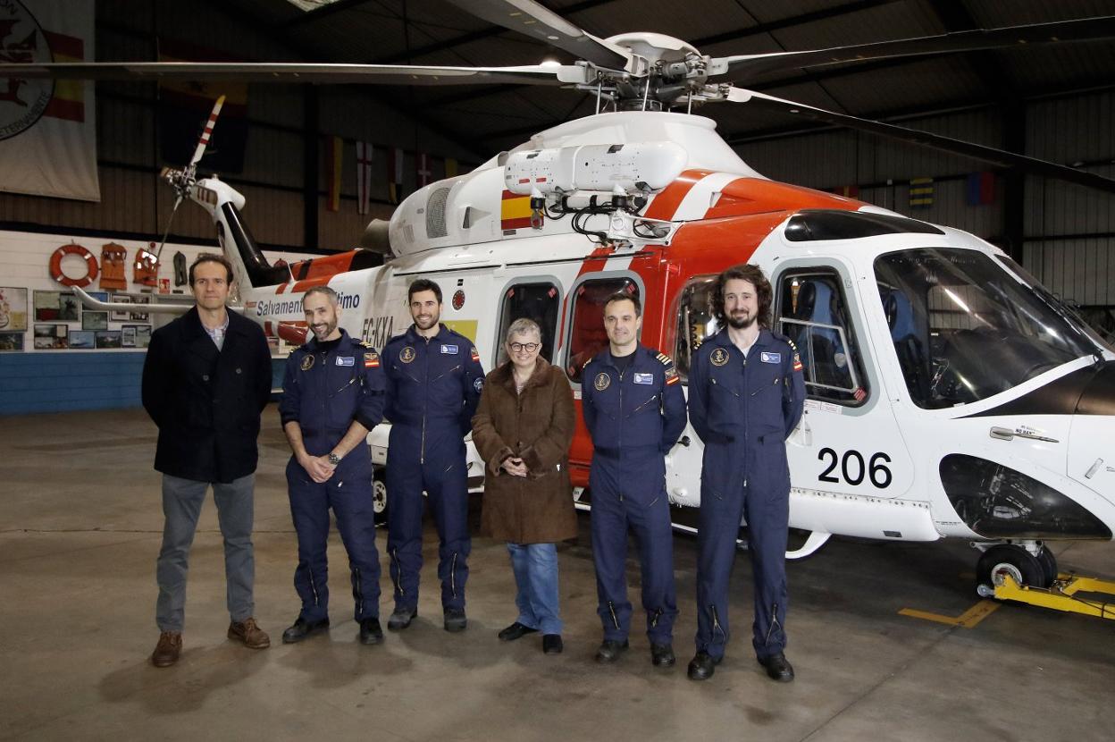 Alejandro Busto, Jorge Fernández, Pablo Cortizas, Pedro Navarrete y Beltrán Garrote posan con la alcaldesa, Ana González, en la base del Helimer. 