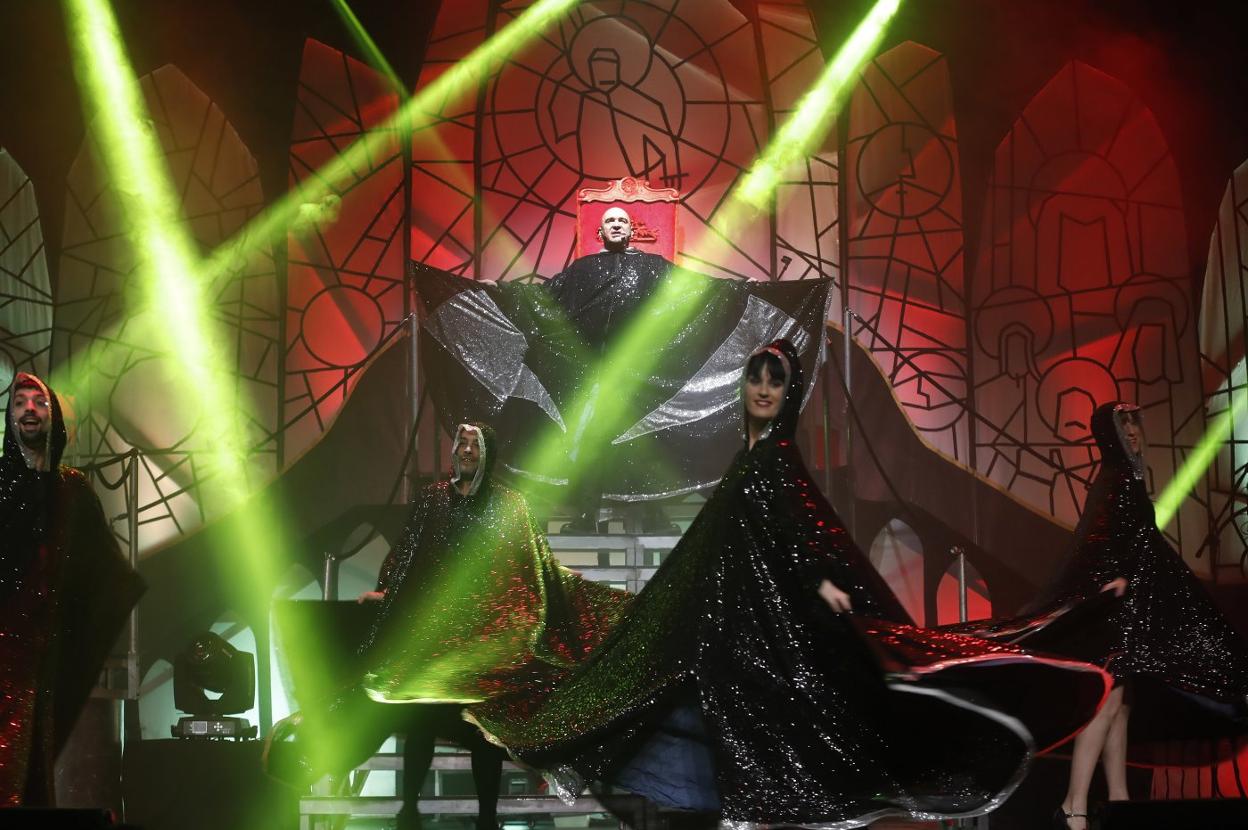 Enrique Sequero, al fondo, lidera al elenco de 'We Love Queen'. 