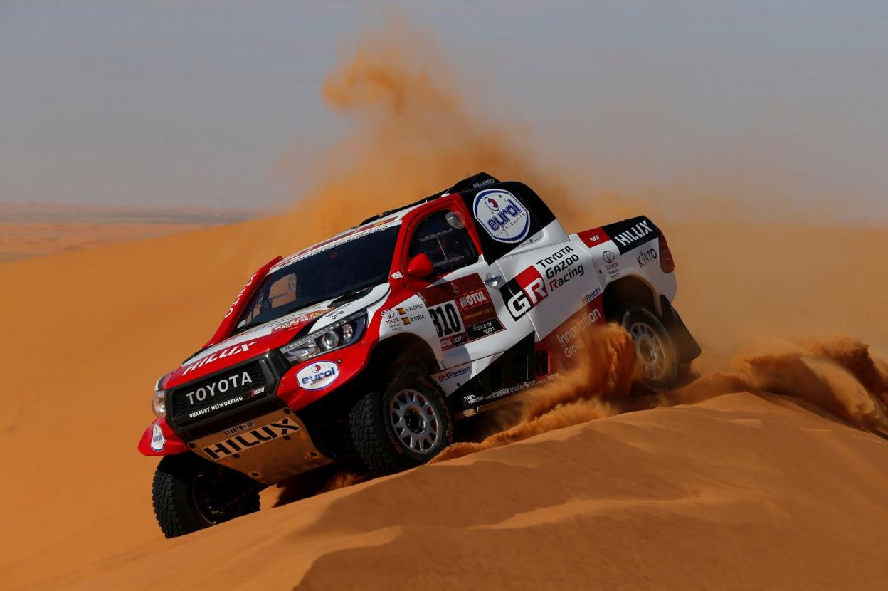 Secuencia del Hilux de Alonso al paso por una duna en la etapa de ayer, en el Dakar. 