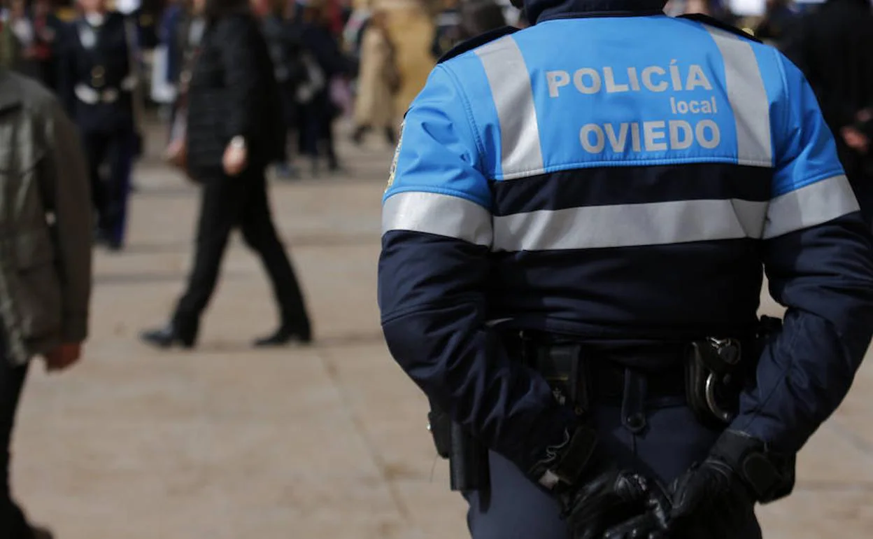 El agente herido intervino cuando se estaba produciendo un robo en una tienda de telefonía. 