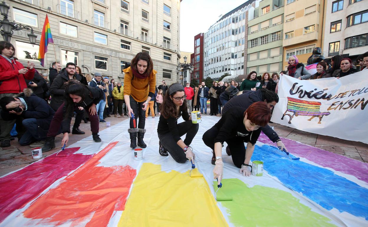 Manifestación en la plaza de La Escandalera de Oviedo pidiendo la conservación de los bancos arcoíris. 