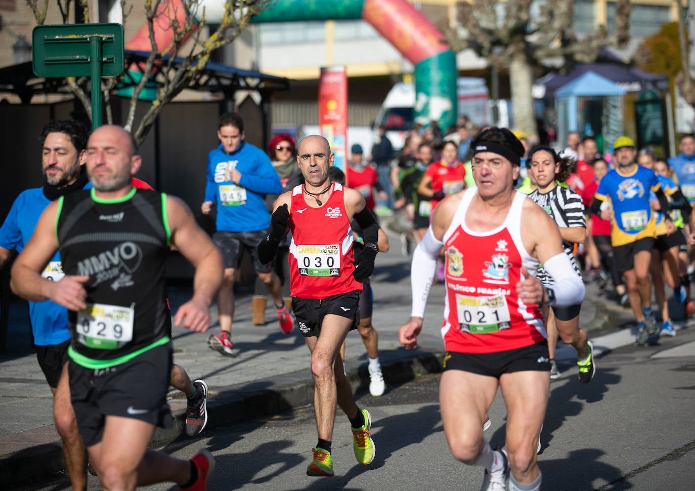 La localidad de Vega de Sariego acogió una carrera popular de siete kilómetros. 