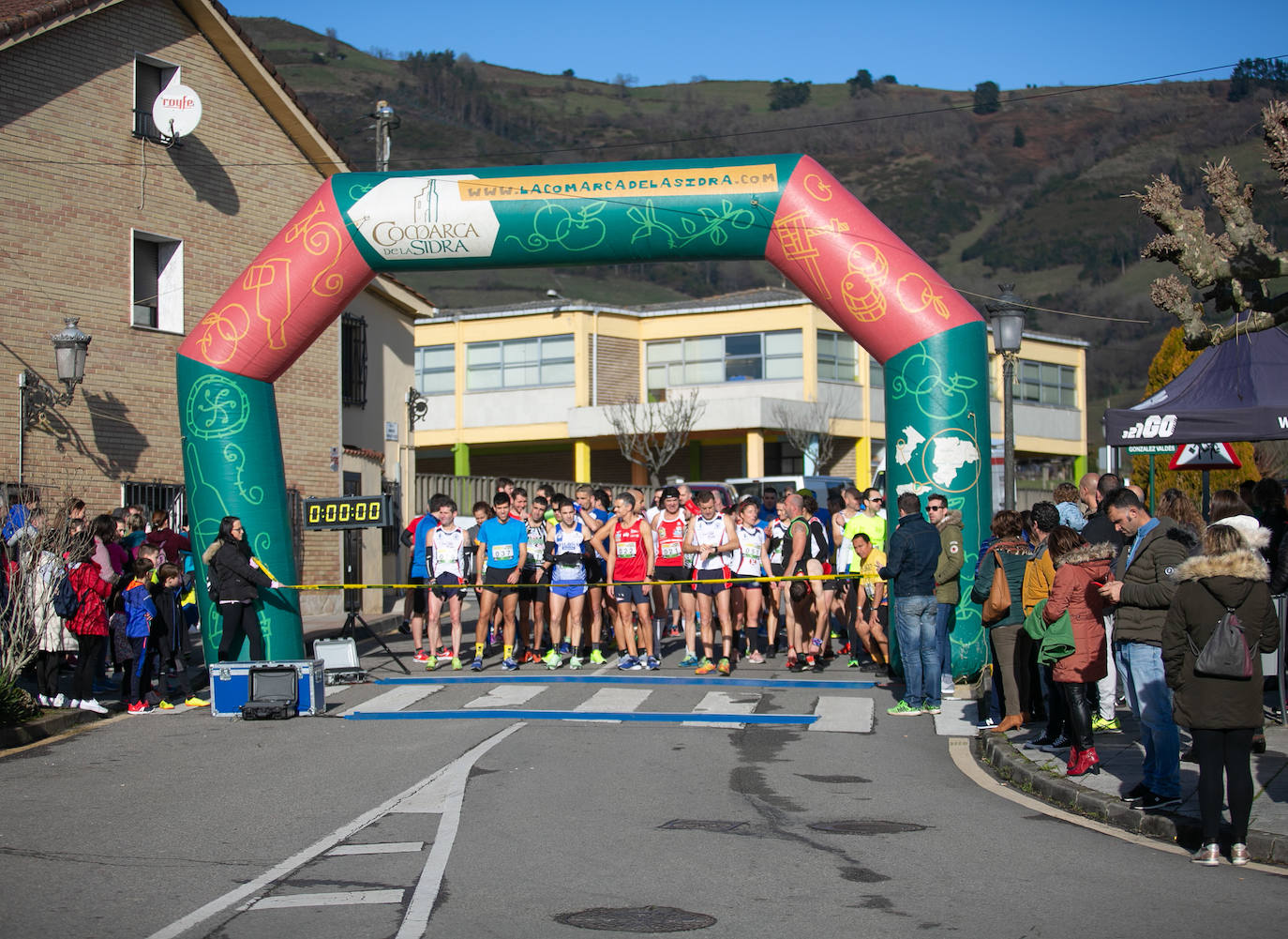 La localidad de Vega de Sariego acogió una carrera popular de siete kilómetros. 