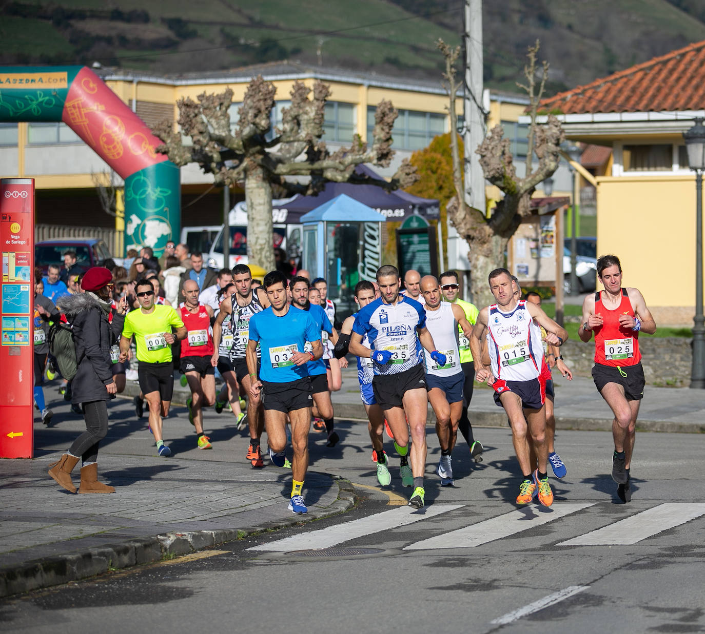 La localidad de Vega de Sariego acogió una carrera popular de siete kilómetros. 