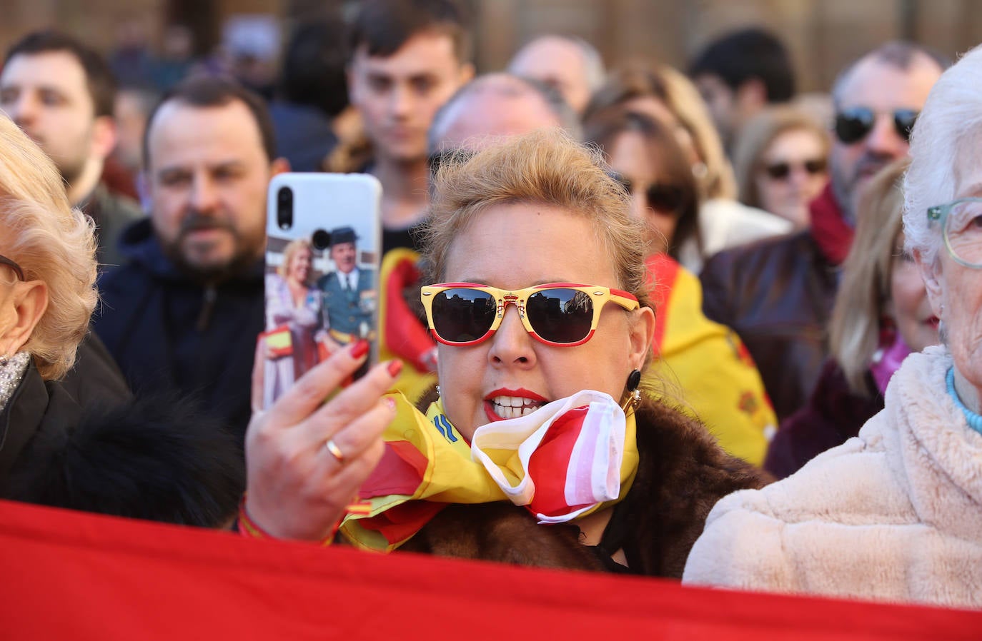 Los actos, convocados por  la plataforma 'España Existe' en diversos Ayuntamientos, contó en la capital del Principado con la presencia del diputado de Vox Asturias en el Congreso José María Figaredo, quien leyó un manifiesto. También estuvo el diputado de la formación en la Junta Ignacio Blanco, y con el concejal de Oviedo Hugo Huerta. 