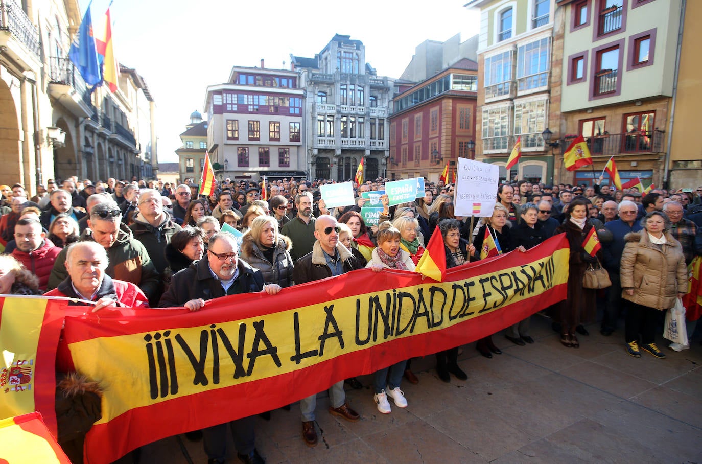 Los actos, convocados por  la plataforma 'España Existe' en diversos Ayuntamientos, contó en la capital del Principado con la presencia del diputado de Vox Asturias en el Congreso José María Figaredo, quien leyó un manifiesto. También estuvo el diputado de la formación en la Junta Ignacio Blanco, y con el concejal de Oviedo Hugo Huerta. 