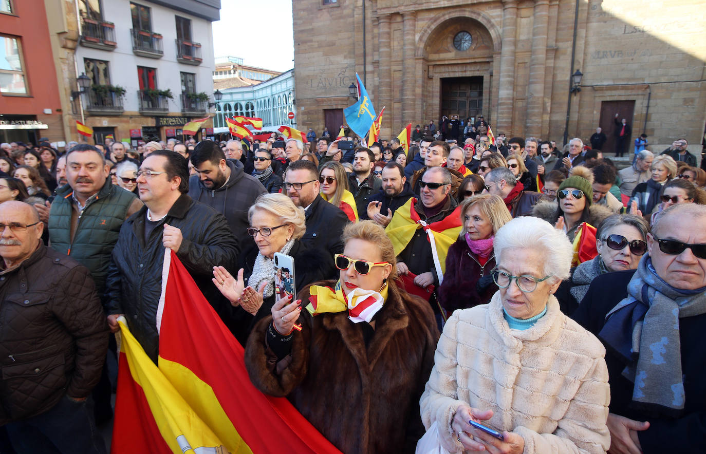 Los actos, convocados por  la plataforma 'España Existe' en diversos Ayuntamientos, contó en la capital del Principado con la presencia del diputado de Vox Asturias en el Congreso José María Figaredo, quien leyó un manifiesto. También estuvo el diputado de la formación en la Junta Ignacio Blanco, y con el concejal de Oviedo Hugo Huerta. 