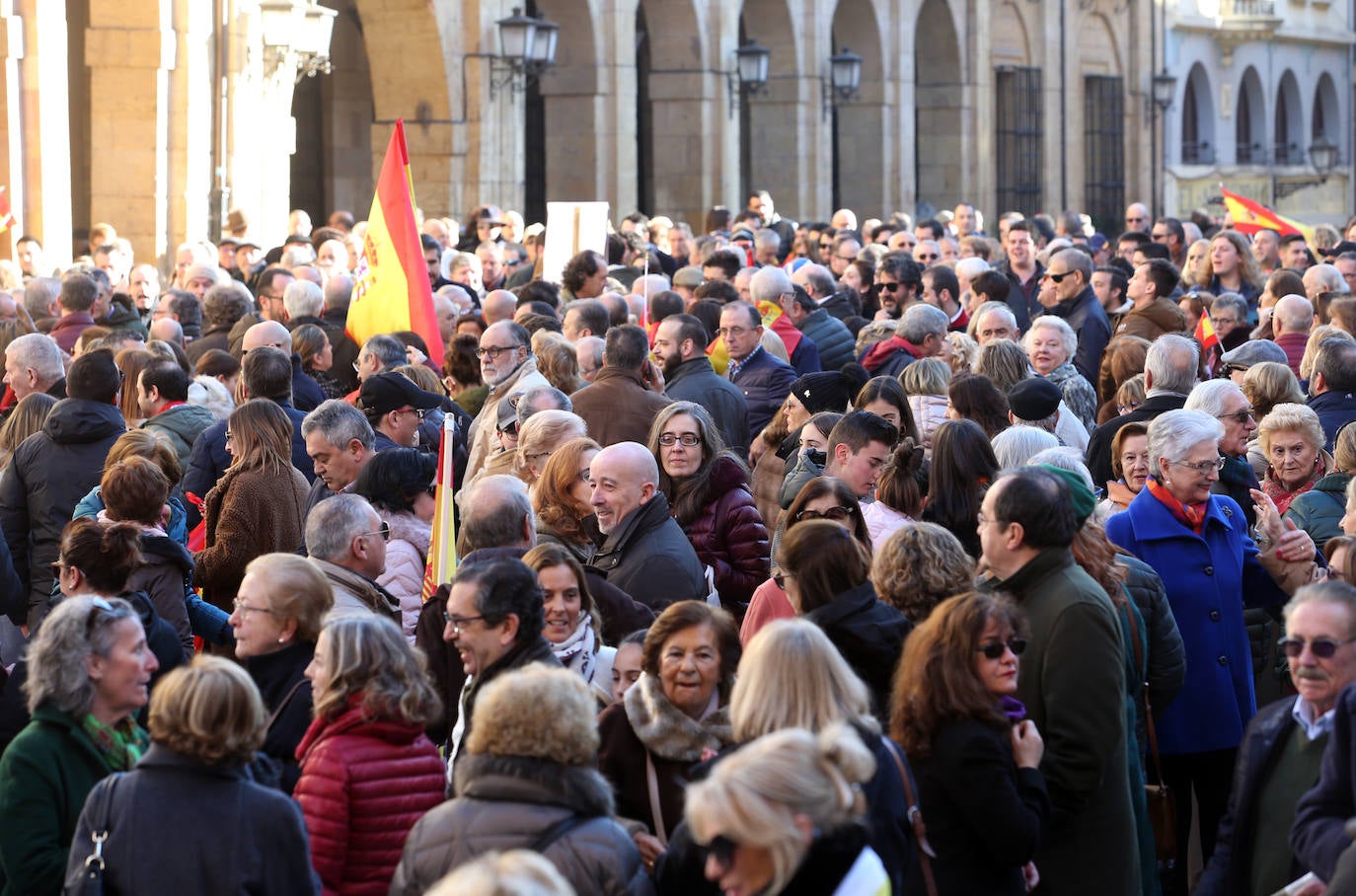 Los actos, convocados por  la plataforma 'España Existe' en diversos Ayuntamientos, contó en la capital del Principado con la presencia del diputado de Vox Asturias en el Congreso José María Figaredo, quien leyó un manifiesto. También estuvo el diputado de la formación en la Junta Ignacio Blanco, y con el concejal de Oviedo Hugo Huerta. 