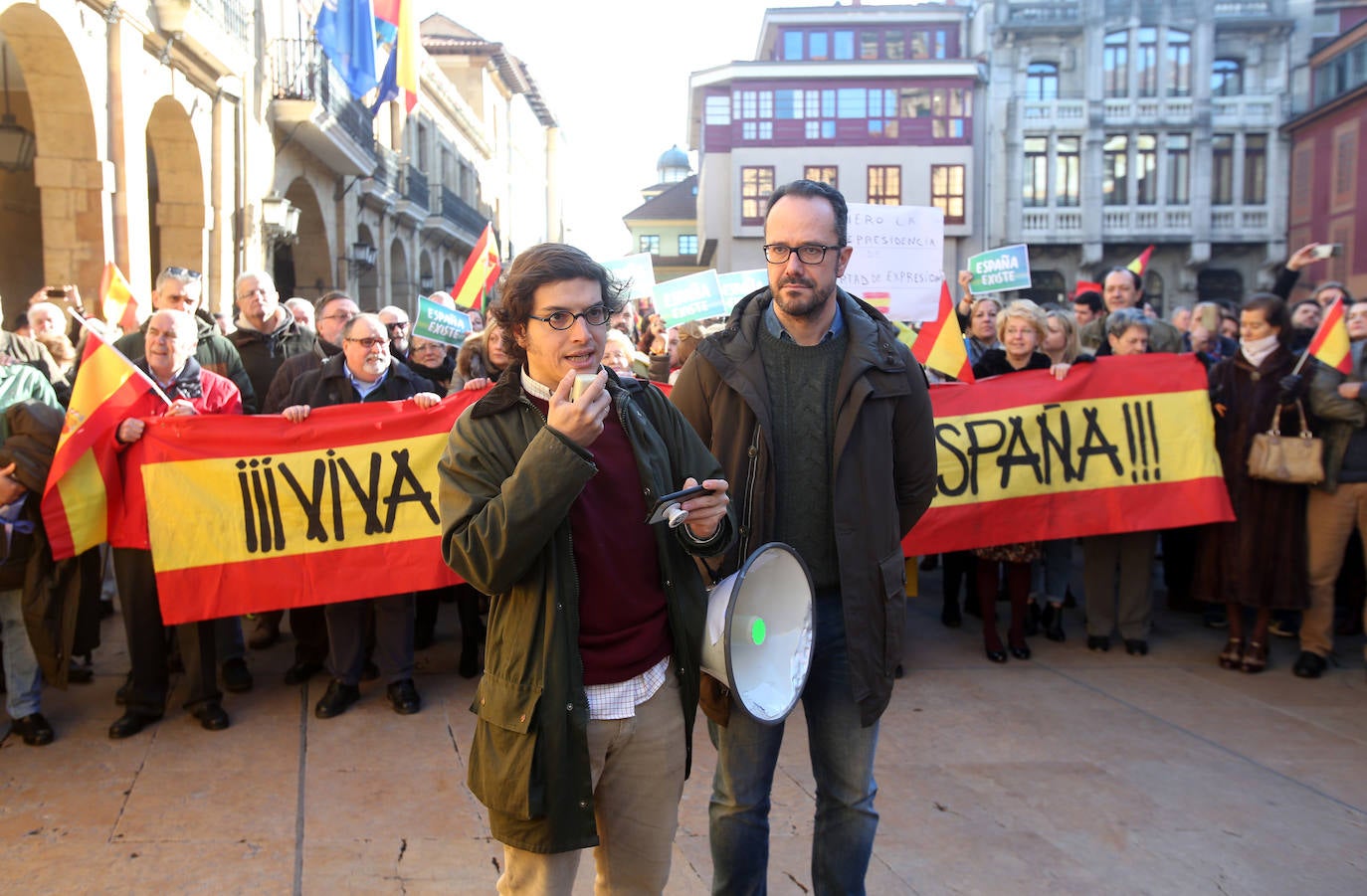 Los actos, convocados por  la plataforma 'España Existe' en diversos Ayuntamientos, contó en la capital del Principado con la presencia del diputado de Vox Asturias en el Congreso José María Figaredo, quien leyó un manifiesto. También estuvo el diputado de la formación en la Junta Ignacio Blanco, y con el concejal de Oviedo Hugo Huerta. 