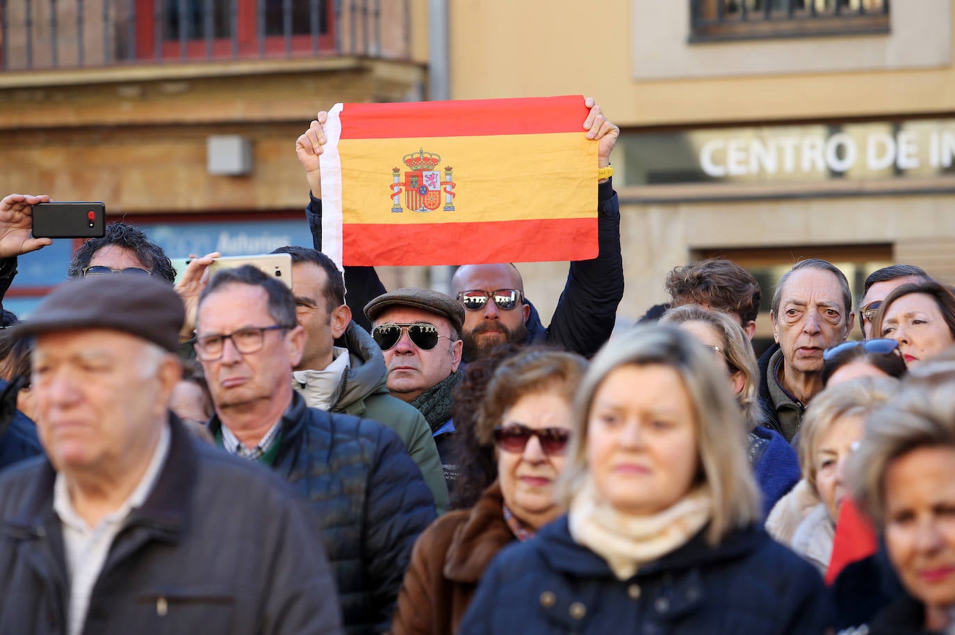 Los actos, convocados por  la plataforma 'España Existe' en diversos Ayuntamientos, contó en la capital del Principado con la presencia del diputado de Vox Asturias en el Congreso José María Figaredo, quien leyó un manifiesto. También estuvo el diputado de la formación en la Junta Ignacio Blanco, y con el concejal de Oviedo Hugo Huerta. 