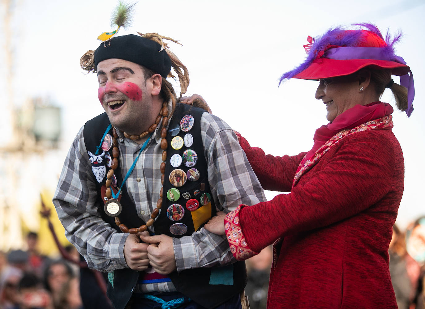 La parroquia sierense celebró su tradicional representación los Sidros y Comedies a la que acudieron el presidente del Principado Adrián Barbón y el alcalde de Siero Ángel García. La jornada soleada acompañó a una celebración llena de colorido, alegría y tradición.