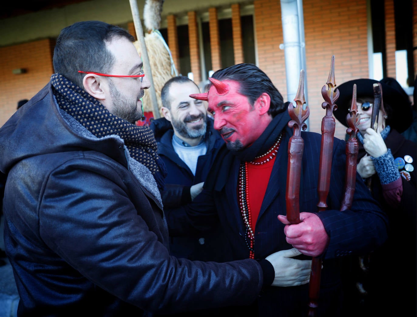 La parroquia sierense celebró su tradicional representación los Sidros y Comedies a la que acudieron el presidente del Principado Adrián Barbón y el alcalde de Siero Ángel García. La jornada soleada acompañó a una celebración llena de colorido, alegría y tradición.