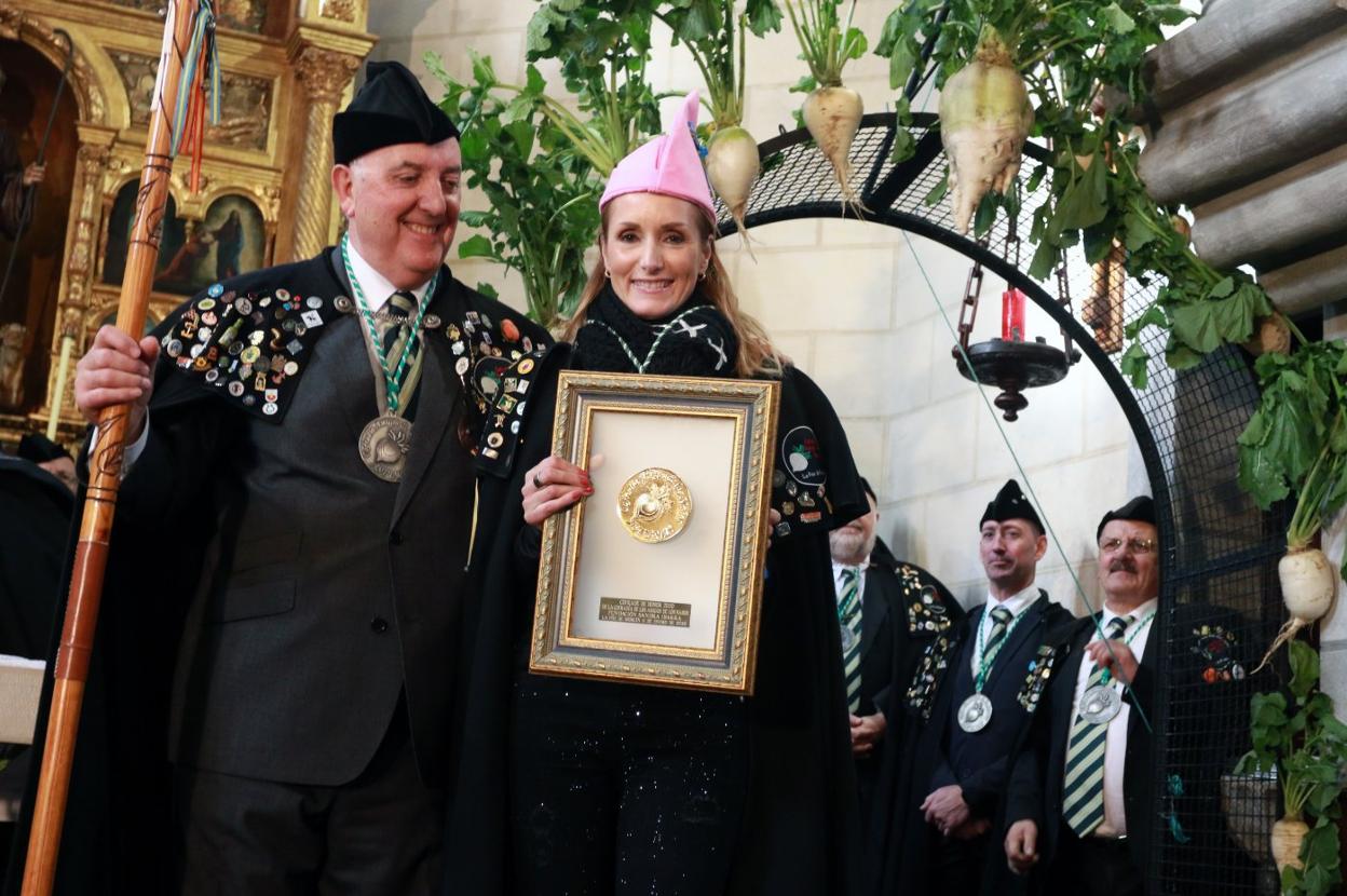 Sandra Ibarra es distinguida cofrade de honor por Pepe Sariego, cofrade mayor de Los Nabos de La Foz de Morcín. 