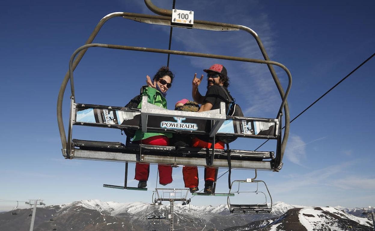 Dos usuarios de la estación de Valgrande - Pajares. 