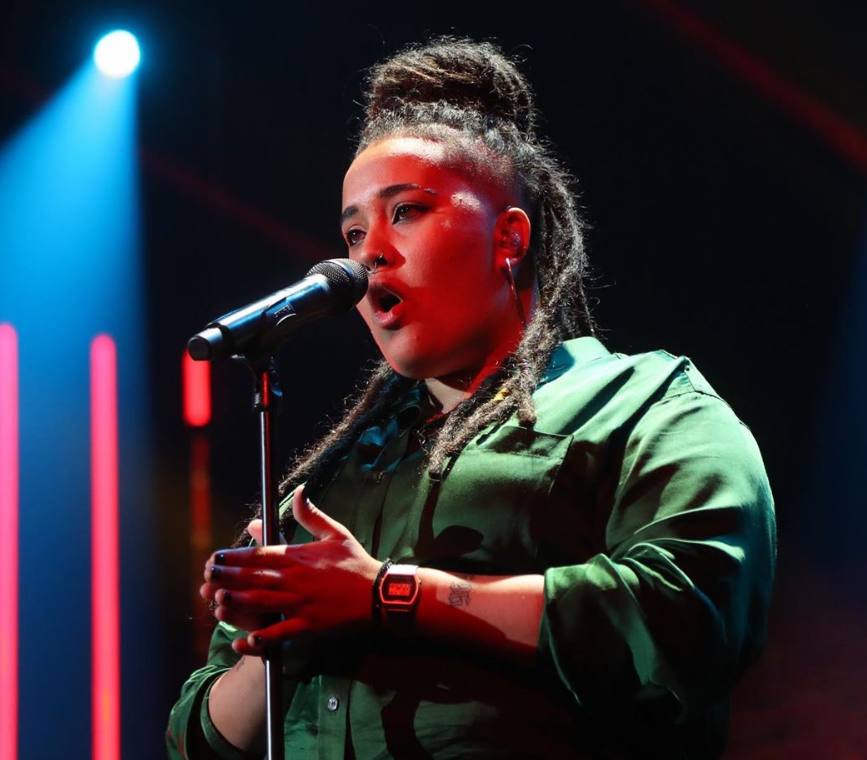 Eli tiene 19 años y es natural de Las Palmas de Gran Canarias. Ha estudiado durante cinco años en una escuela de música y toca la guitarra, el ukelele, el bajo y la batería. Tiene 70 canciones propias. 