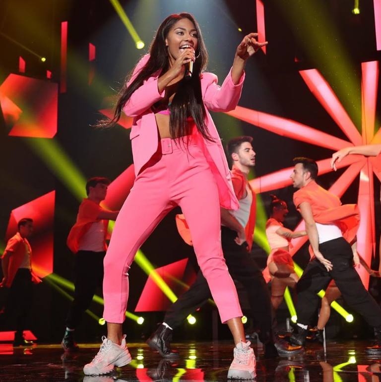 Nia es de Las Palmas de Gran Canaria y tiene 26 años. Perteneció al Coro Oficial de la Orquesta Filarmónica de Gran Canaria y durante tres años fue parte del elenco del musical El Rey León