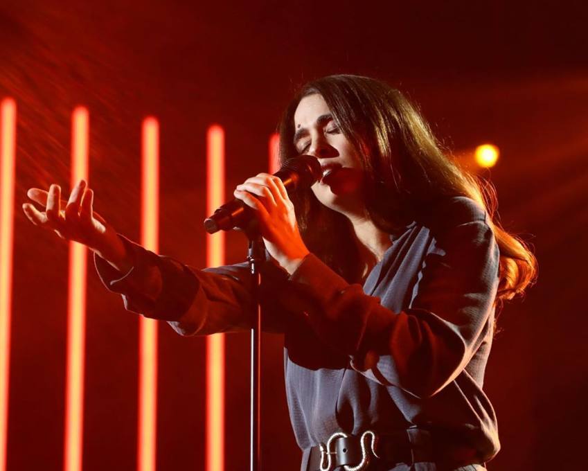 Anaju es de Alcañiz (Teruel), aunque vive en Barcelona, y tiene 25 años. Forma parte del coro de la Escuela Elisava y ha hecho danza y ballet. Toca el piano, la guitarra y el ukelele. 