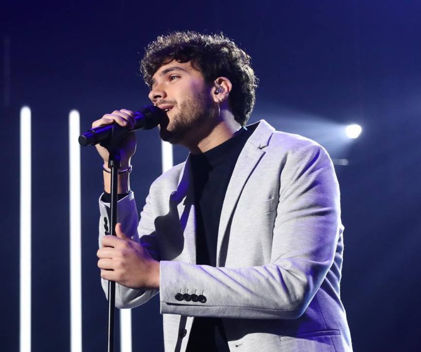 Javy es originario de Barbate (Cádiz) y tiene 21 años. Compone y está montando un grupo de música tributo a 'El último de la fila'. Ha realizado actuaciones benéficas y, además, toca la guitarra y el piano. 