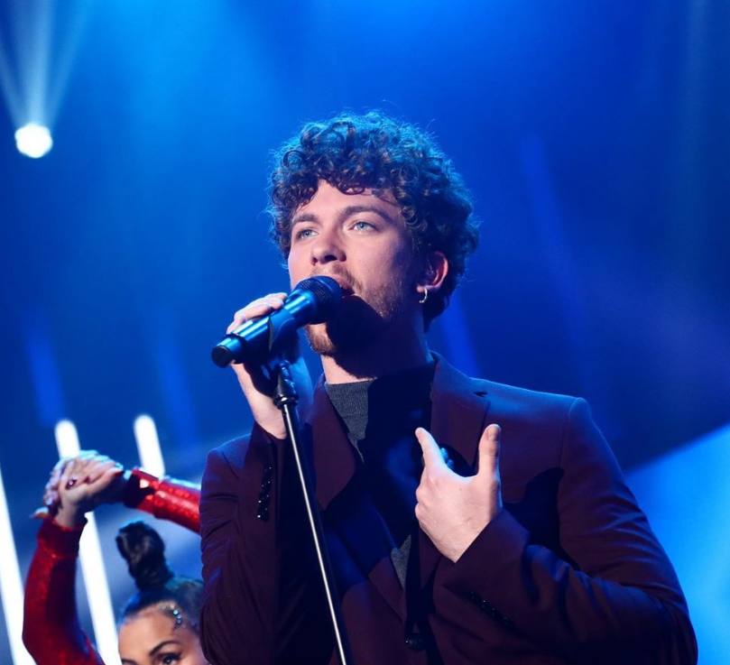 Jesús. Este otro gaditano de 24 años, también de Barbate, es amigo de Javy, y ambos se han convertido en los primeros concursantes de Operación Triunfo que se presentaron juntos a los castings. Todo lo que sabe de música lo aprendió en las comparsas de su tierra, donde ha cantado desde pequeño. Es vocalista en el grupo Salistre con el que interpreta versiones y canciones originales en bares y salas.