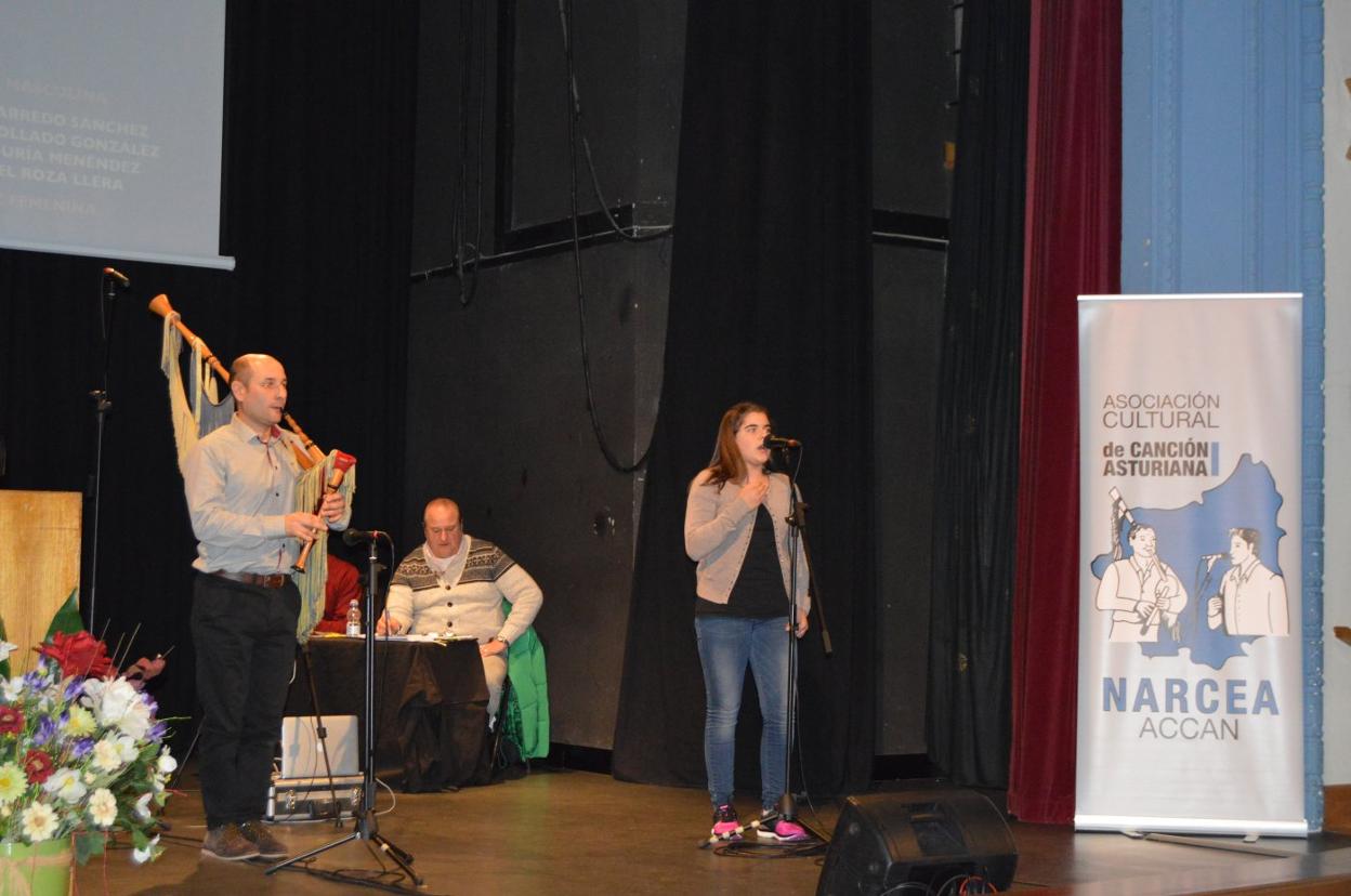 Laura Uría, junto al gaitero, Ramón García. 