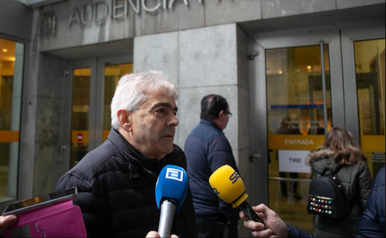 El alcalde de Somiedo Belarmino Fernández, accediendo a la Audiencia Provincial. 